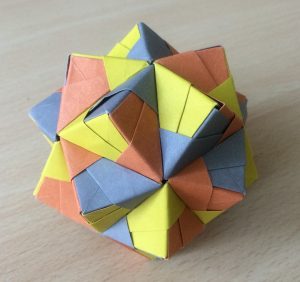 Cumulated icosahedron (sonobe variant) [CC-BY-SA-3.0 Steve Cook]